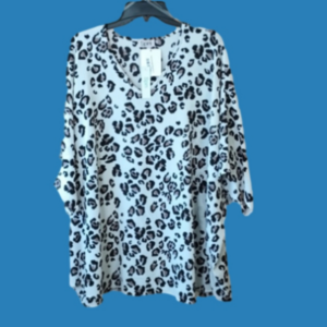 (g1-4) NWT. Cream Leopard Print V Neck Short Elbow Sleeve Flowing Top 1X